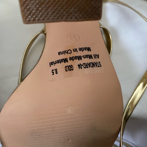 Look no further for the perfect shoes to go with your outfit!! Unique Wraps Gold - Picture 2 of 9